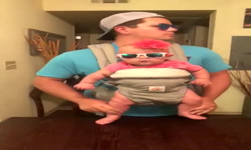 Bebeğine Bakmak Zorunda Kalan Babanın Eğlencesi