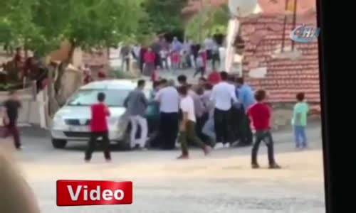 Arabadan İndirip Tekme Tokat Dövdüler