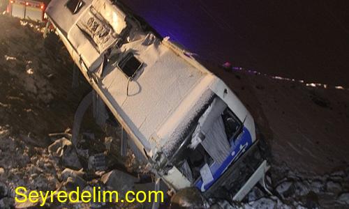 Karlı yolda kayan otobüs şarampole devrildi: 32 yaralı