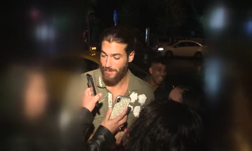 Turist Kızlar Can Yaman'ın Üstüne Akın Etti