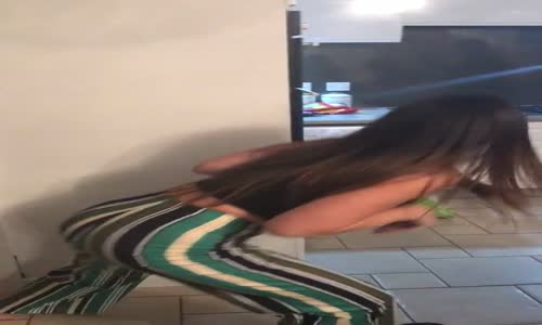 Dinozor TaklidininHakkını Veren Kız