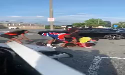 Kız Kavgasını Uçan Tekme İle Ayıran Yaman Afro 