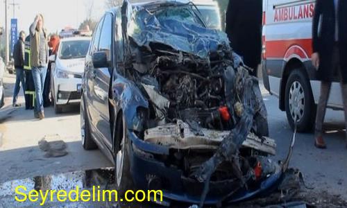 Lüks otomobil yolcu midibüsüne çarptı: 1’i ağır 3 yaralı