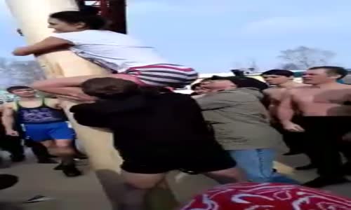 Kimse benim gibi direğe çıkamaz diyen güzel Rus Kızı :-D Çok eğlenceli way anasını