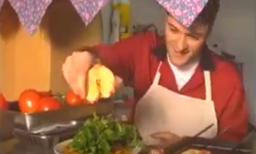 Çilli Bom Klibinde Salataya Limon Yerine Elma Sıkan Alpay