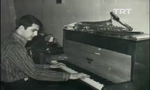 Bora Ayanoğlu'nun Sanat Hayatı izle