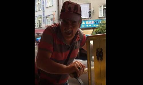 Böğürerek Simit Satan Simitçi