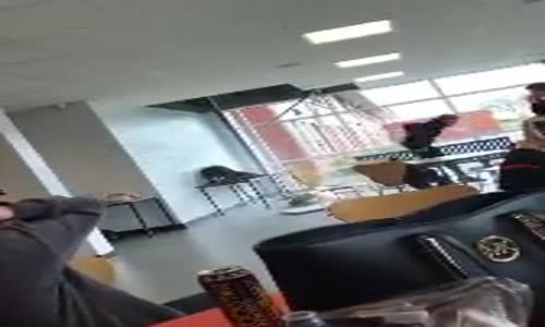 Sınıfın Asma Tavanını Dağıtan Öğrenciler 