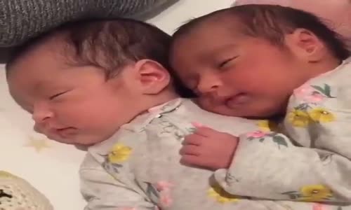 İkiz bebekler şekerlemi şeker ! 