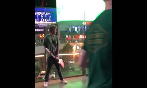 Las Vegas'ta İyor Ve Gitarlı Adamın Kavgası