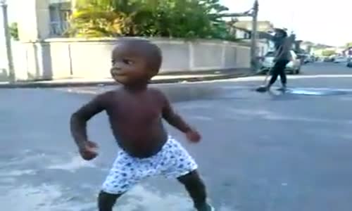 Zenci Çocuğun Şirin Dansı