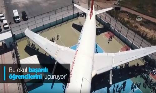 Bu Okul Başarılı Öğrencilerini Uçuruyor