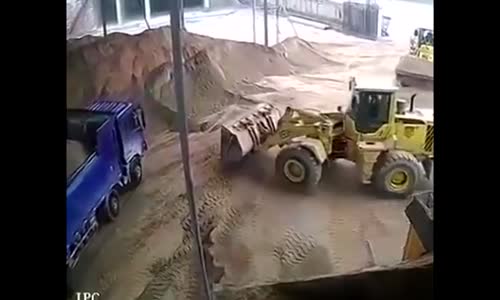 Kumla Beraber Kadını da Kamyona Yükleyen Kepçe Operatörü