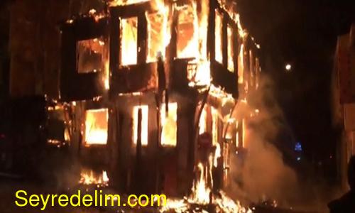 Bursa’da 2 katlı tarihi ahşap bina alev alev yandı