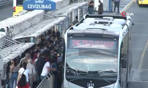 Metrobüslerde dikkat çeken yoğunluk 