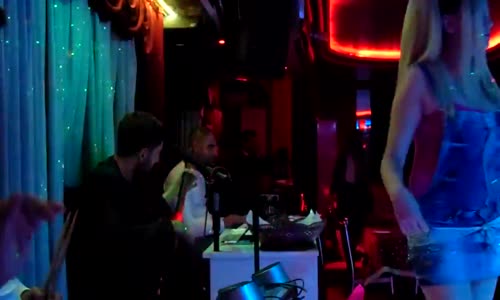 Güzellerin Ankara Havasında Vücut Sallaması