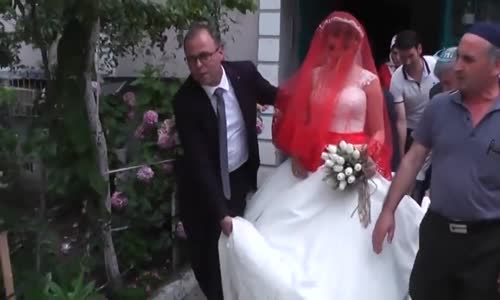 İşkencelerle Canından Bezip Çatıya Çıkan Damat