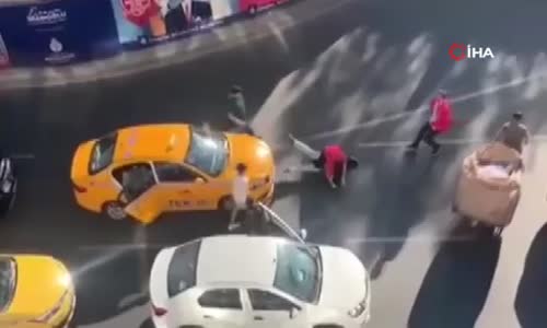 İki taksicinin tekmeli yumruklu müşteri kavgası kamerada 
