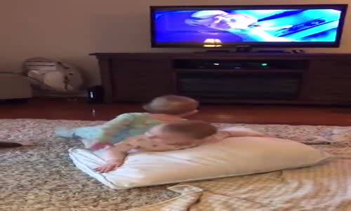 İzledikleri Çizgi Film Sahnesini Canlandıran Bebekler