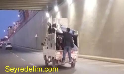 Pikabın arkasına tutunarak yolculuk eden genç yürekleri ağızlara getirdi