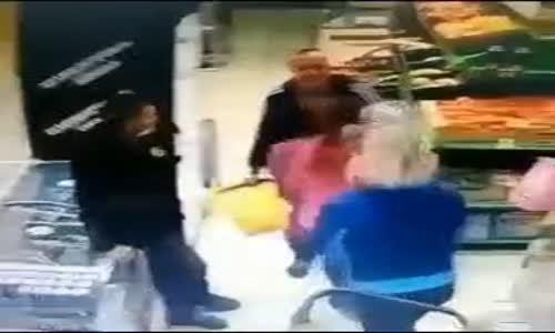 Markette Çocukları Karıştıran Kadın 