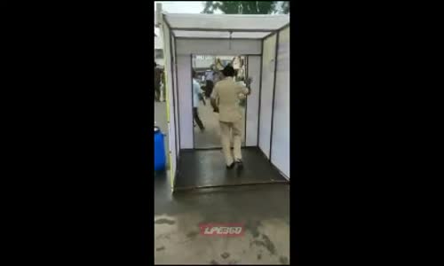 Dezenfektan Kabininin Gazabına Uğrayan Polis 