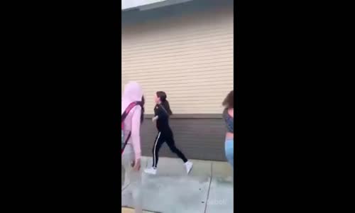 Sparta Tekmesini Yapıştıran Kız