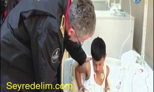 İtfaiye erleri yangından kurtardıkları minik Emir’i hastanede ziyaret etti