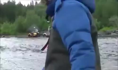 Motorla Akarsudan Geçmen Adamlar