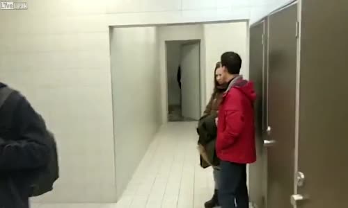 Erkek Tuvaletinde İşeyen Kadın