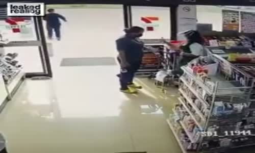 Müşterinin Gözüne Dezenfektan Sıkan Market Çalışanı