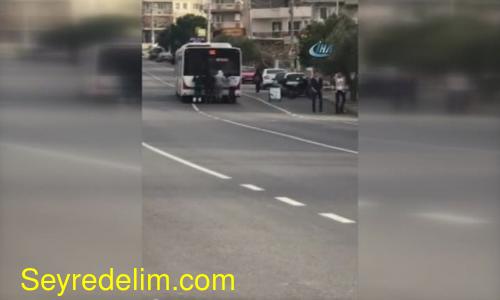 İzmir'de patenle tehlikeli yolculuk