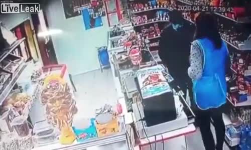 Soygunda ucuza kaçan hırsız