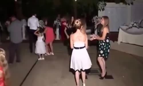 Düğünde Nesrin Topkapıya Dönüşen Kızlar