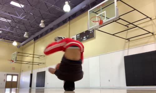 Kafa Üstü Dönerken Basket Atan Eleman