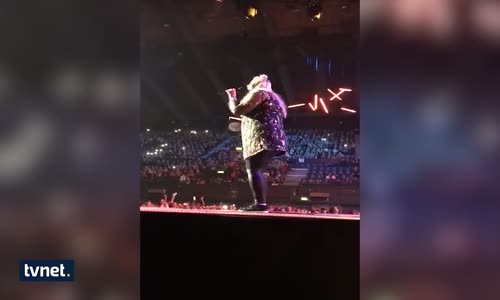 İngiliz Şarkıcı Sahneden Böyle Düştü!