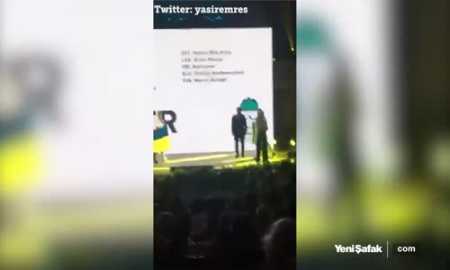 Suudlu Öğrenci İsrail Bayrağını Görünce Yerini Değiştirdi