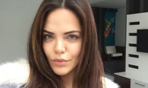 Bir Zamanlar Çukurova Güzel Oyuncusu Annesiyle Akşam Yemeğinde