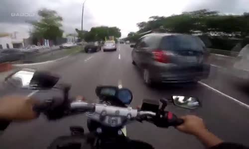 Tarfikte Slalom Yapan Manyak Motorcu