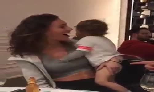 Kendisini Kucağına Alan Kadını Okşayan Küçük Çapkın