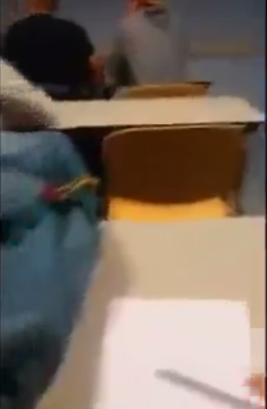 Uyuyan Öğrencisini Nezih Bir Şekilde Uyandıran Profesör