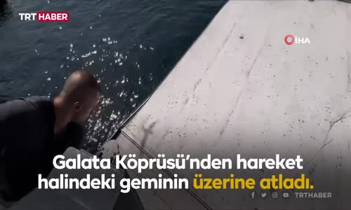Galata Köprüsü'nden gemiye atlayan kişi gözaltında