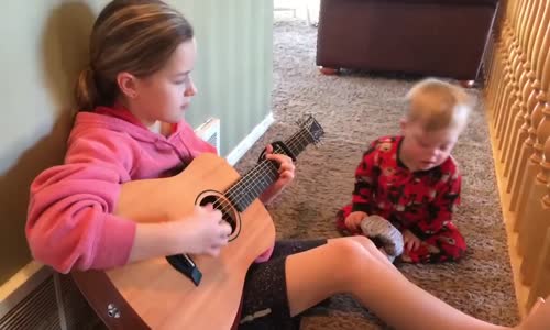 Müziğin Gücüyle Yeni Kelimeler Öğrenen Down Sendromlu Ufaklık