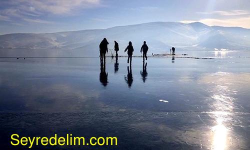 Yüzeyi buzla kaplanan Çıldır Gölü muhteşem manzara oluşturdu