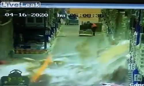 Folklift üzerinde Uyuya Kalan Adam