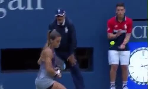 Tenis Maçında Topun Kendi Yolunu Çizmesi
