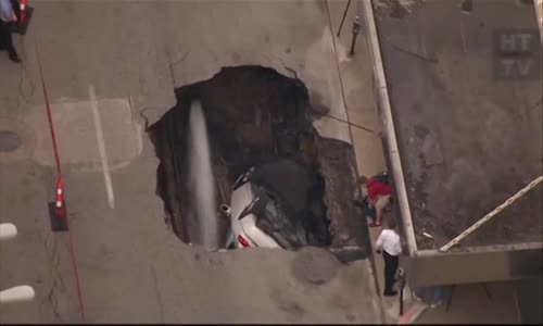 Asfalt Bir Aracı Yuttu