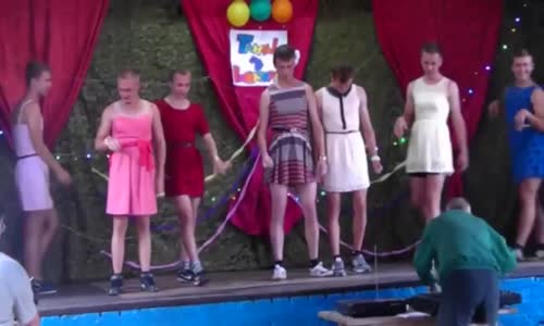 Kadın Kılığına Girmiş Adamların Dansları