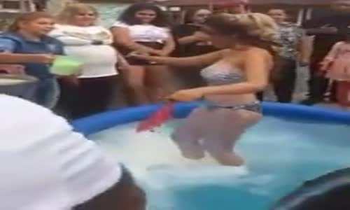 Düğün Öncesi Sokakta Süt Banyosu Yaptırılan Gelin 