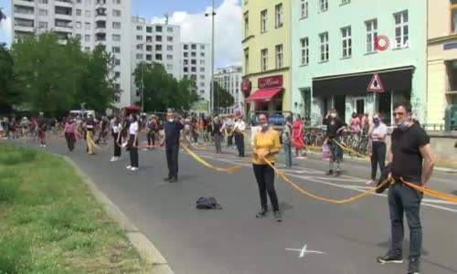 Almanya’da ırkçılığa karşı 9 kilometrelik insan zinciri 